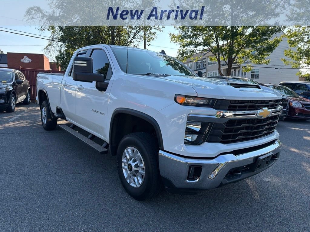 Used 2024 Chevrolet Silverado 2500 LT w/ Convenience Package AWD/4WD image 2