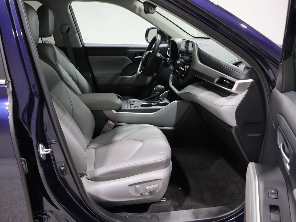 Used 2023 Toyota Highlander XLE image 23