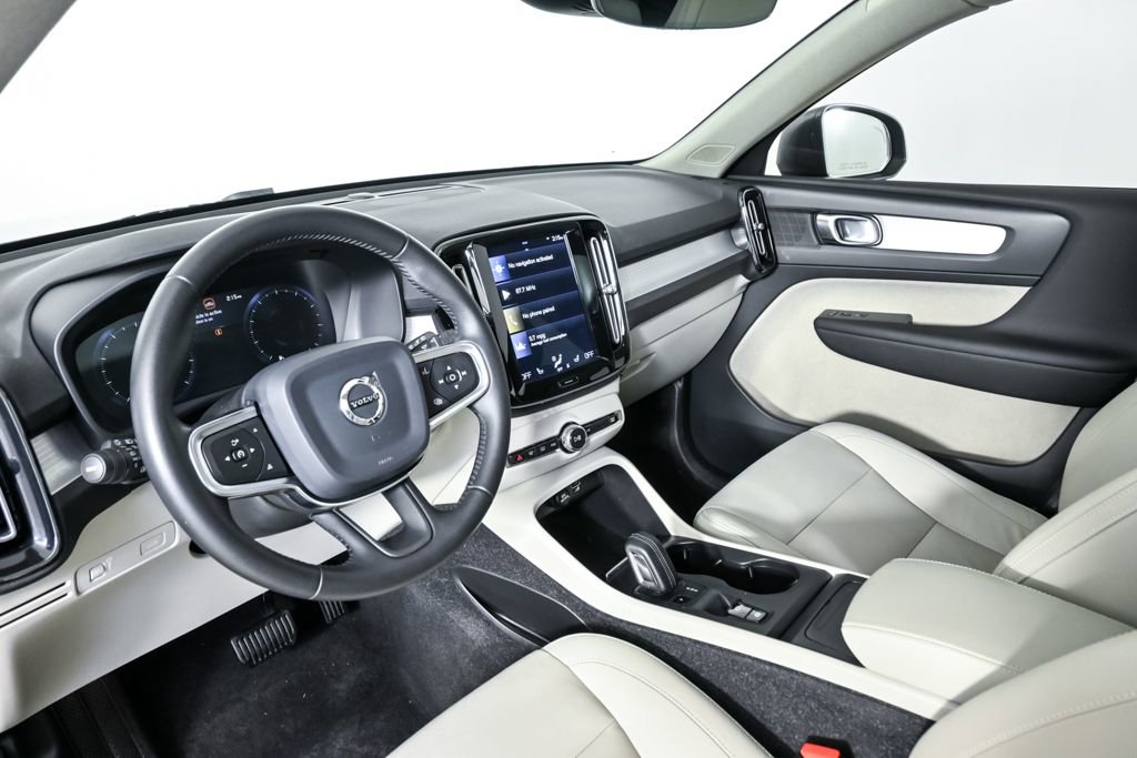 Used 2019 Volvo XC40 T5 Momentum image 5