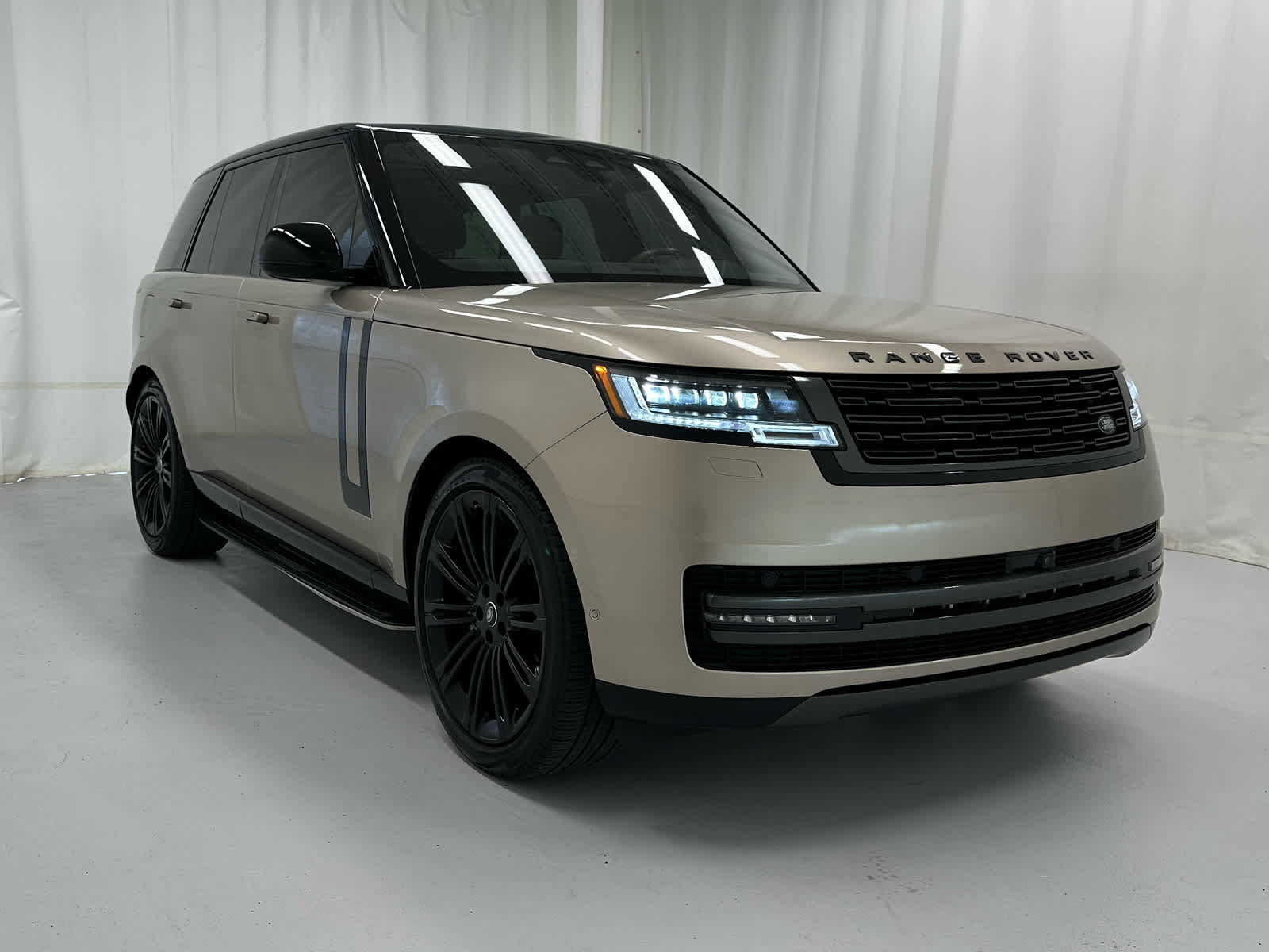 Used 2024 Land Rover Range Rover SE AWD/4WD image 2