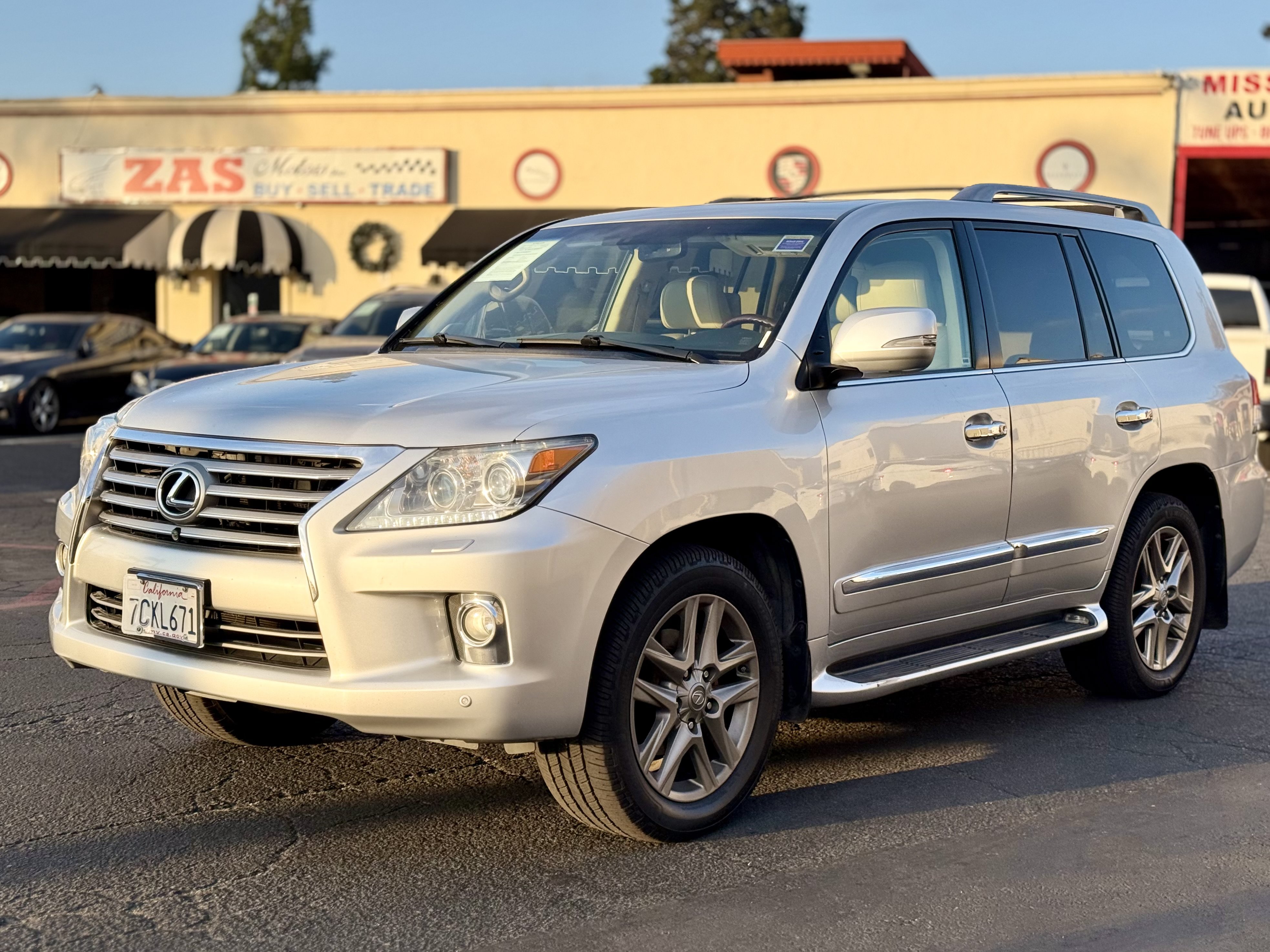 Used 2013 Lexus LX 570 4WD w/ Luxury Pkg image 6