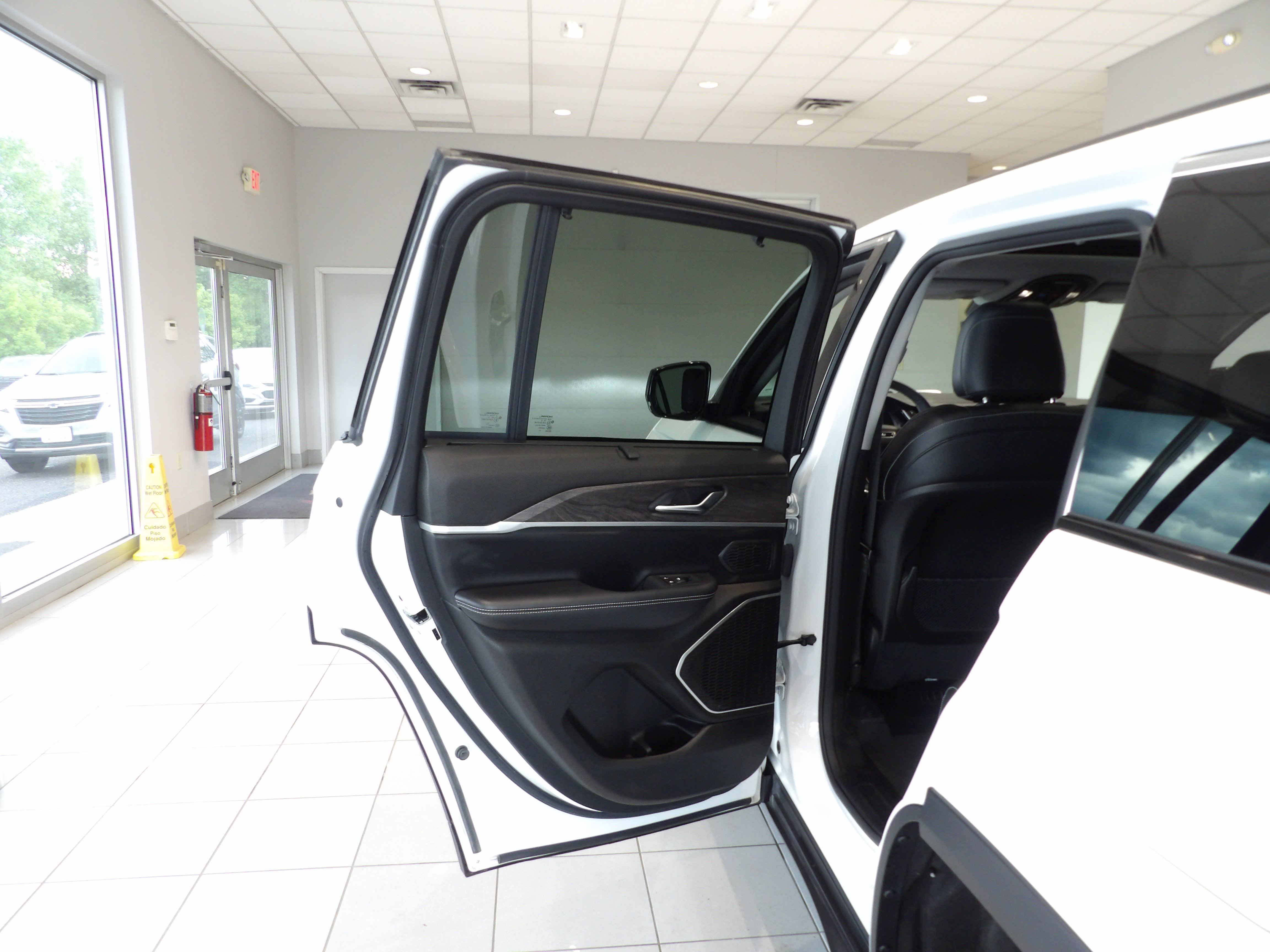 Used 2022 Jeep Grand Cherokee Limited 4xe w/ Luxury Tech Group II AWD/4WD image 16