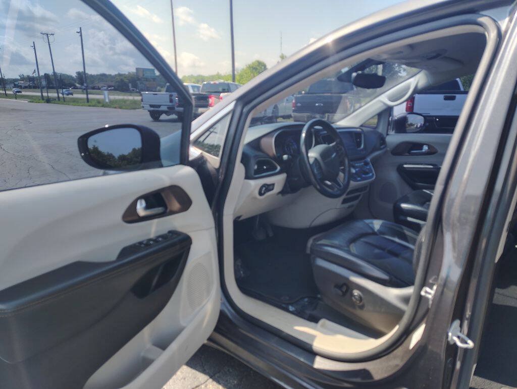 Used 2017 Chrysler Pacifica Touring-L FWD image 11