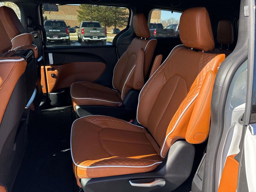 New 2026 Chrysler Pacifica Pinnacle FWD image 11