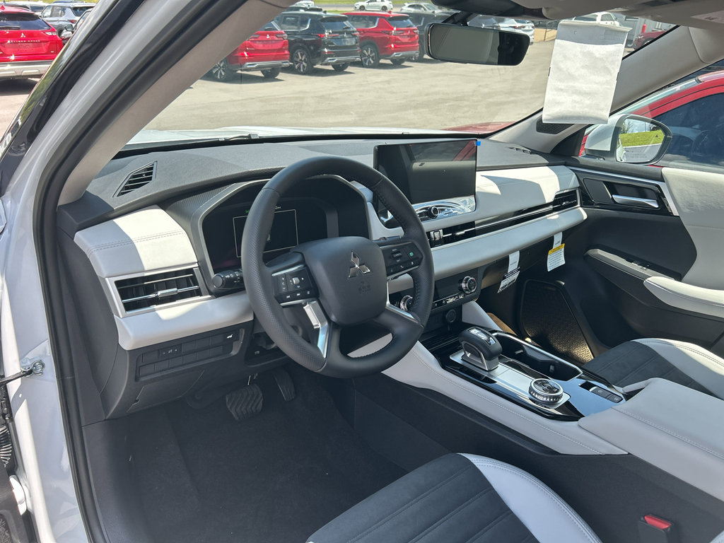 New 2025 Mitsubishi Outlander SE image 7