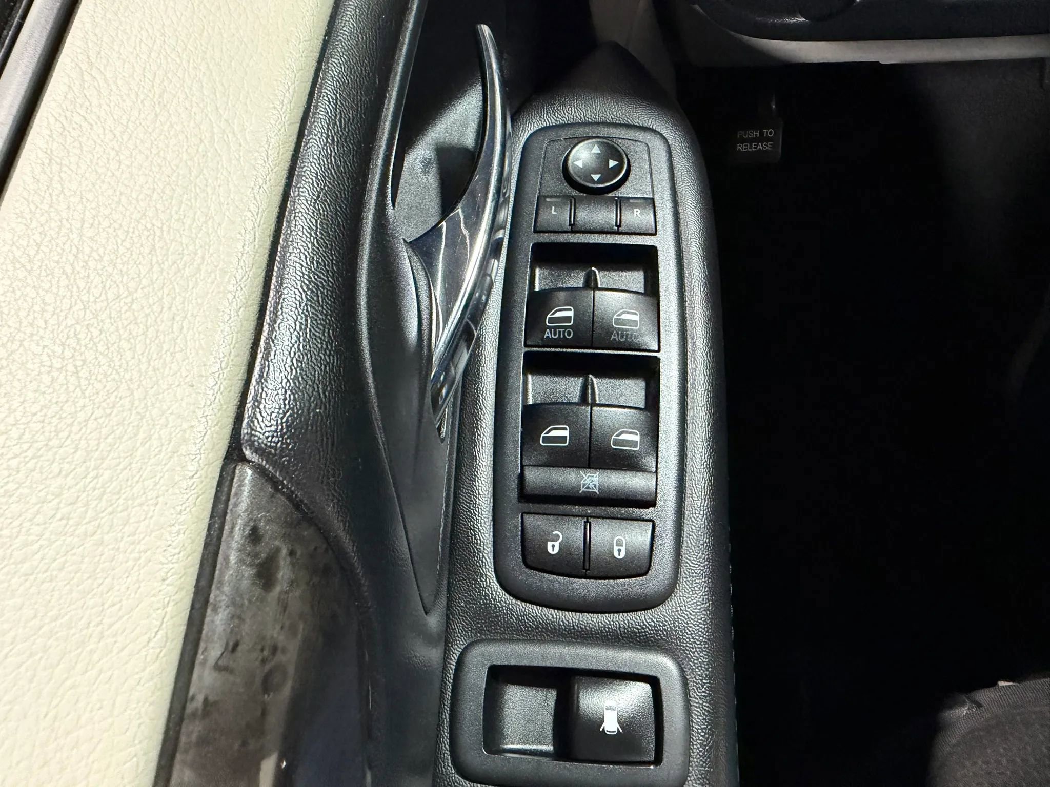 Used 2019 Dodge Grand Caravan SE FWD image 35