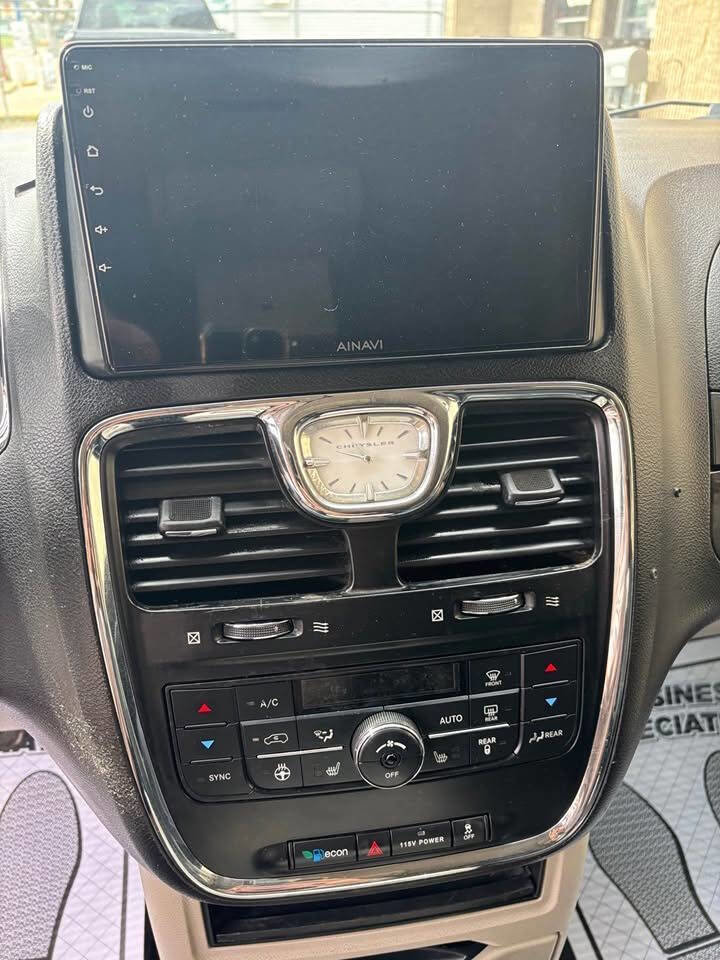 Used 2016 Chrysler Town & Country Touring w/ Driver Convenience Group FWD image 5