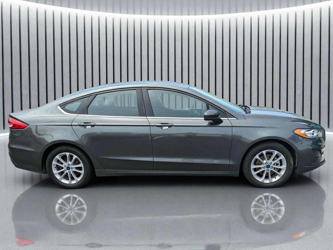 Used 2020 Ford Fusion SE FWD image 3