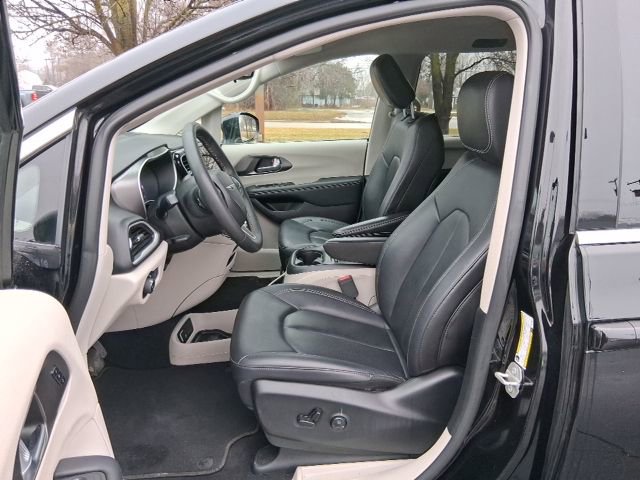 Used 2024 Chrysler Pacifica Touring-L image 11