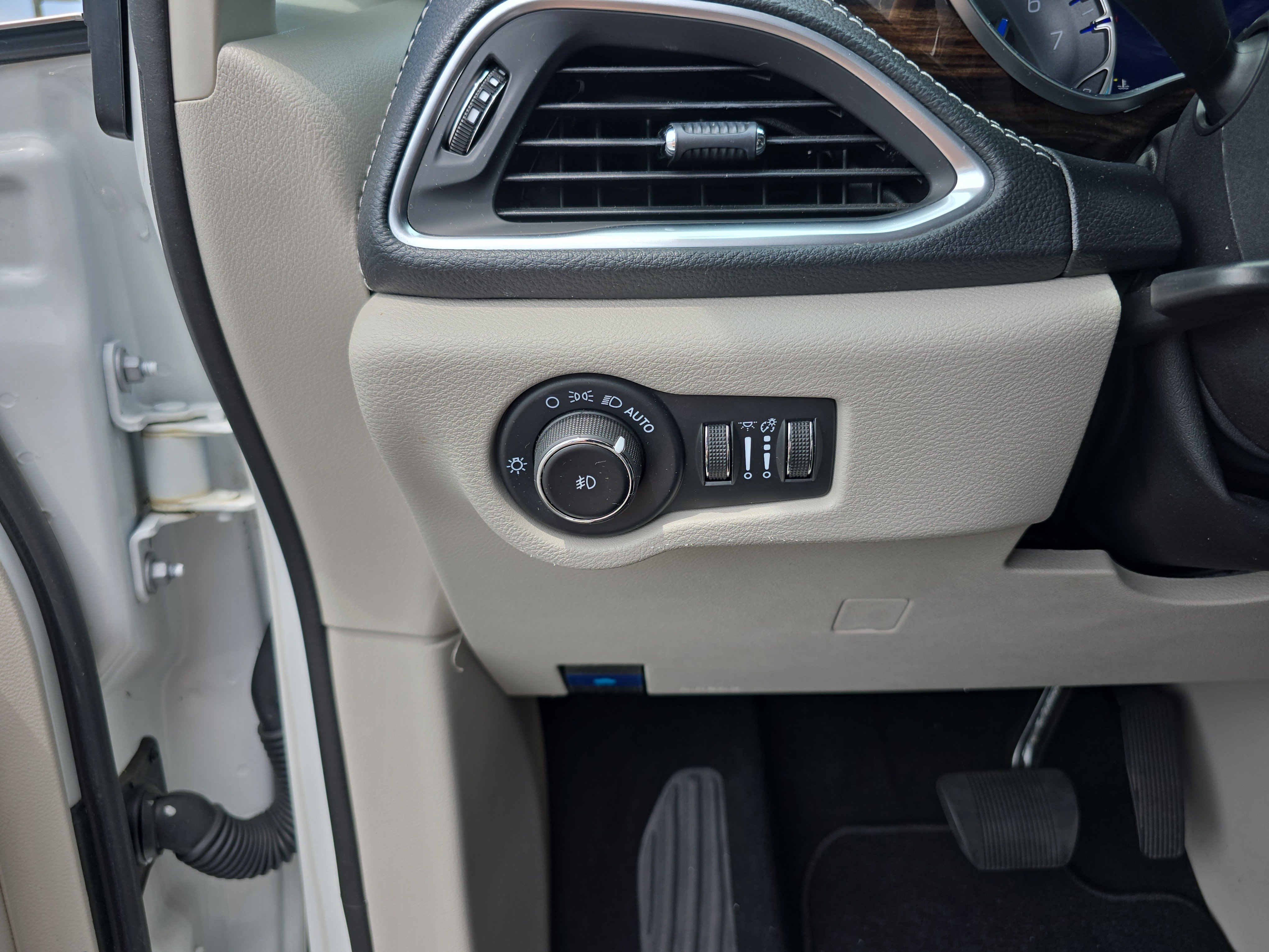 Used 2023 Chrysler Pacifica Limited w/ Uconnect Theater Family Group AWD/4WD image 33