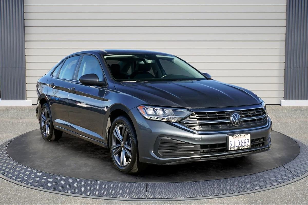 Used 2024 Volkswagen Jetta SE image 1