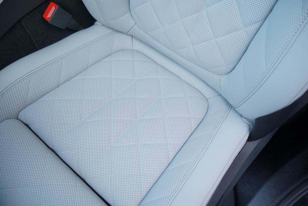 New 2026 BMW X6 xDrive40i w/ Climate Comfort Package image 10