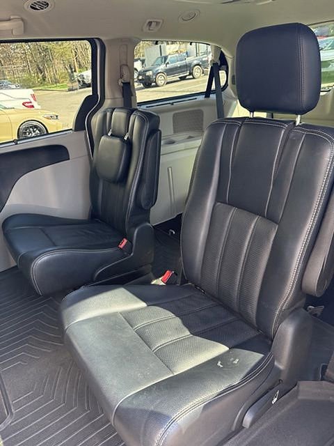 Used 2012 Chrysler Town & Country Touring-L w/ Entertainment Group #2 image 8