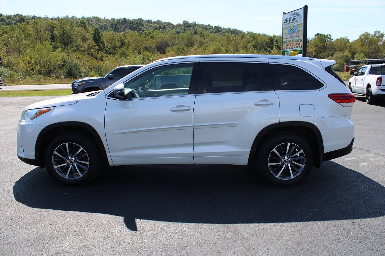 Used 2018 Toyota Highlander XLE AWD/4WD image 3