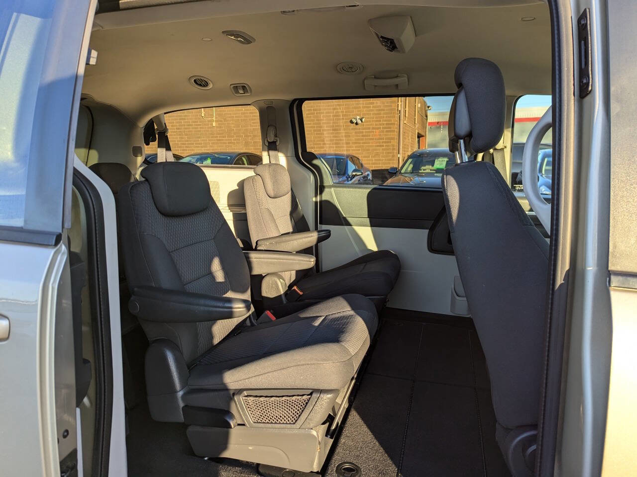 Used 2010 Dodge Grand Caravan SE image 16