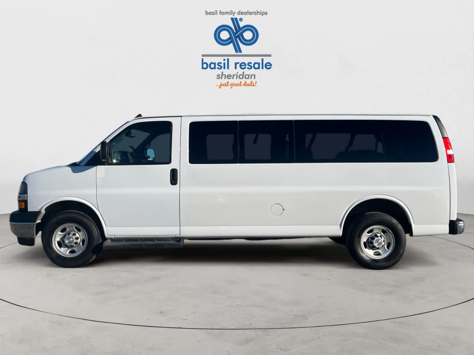 Used 2023 Chevrolet Express 3500 LT w/ LT Preferred Equipment Group RWD image 3