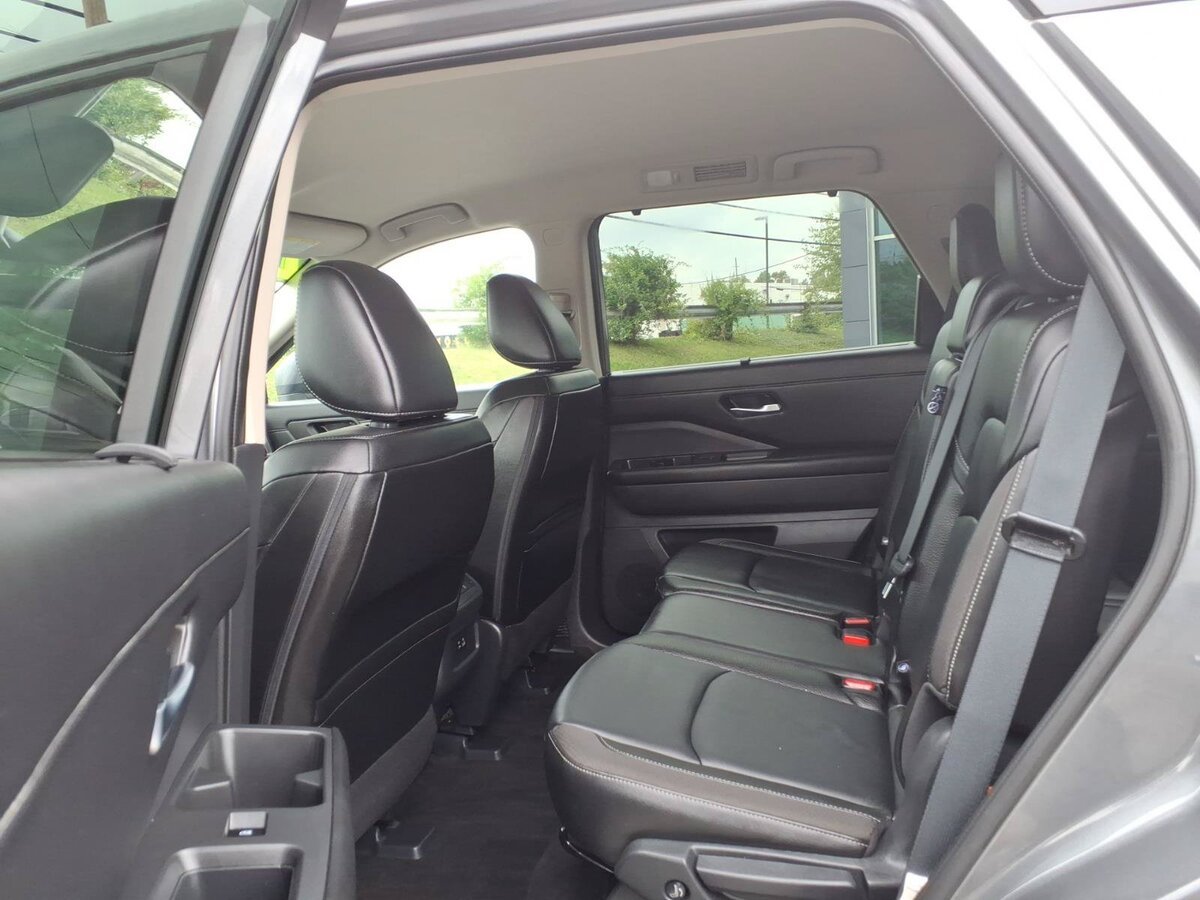 Used 2024 Nissan Pathfinder SL AWD/4WD image 16