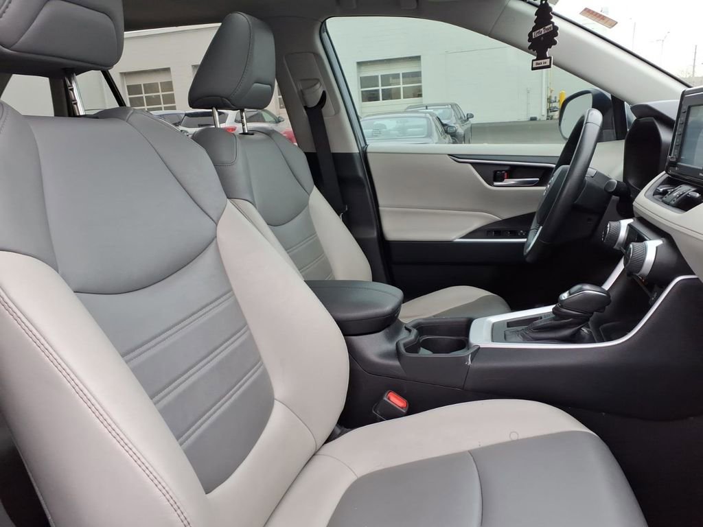 Used 2021 Toyota RAV4 XLE Premium image 27