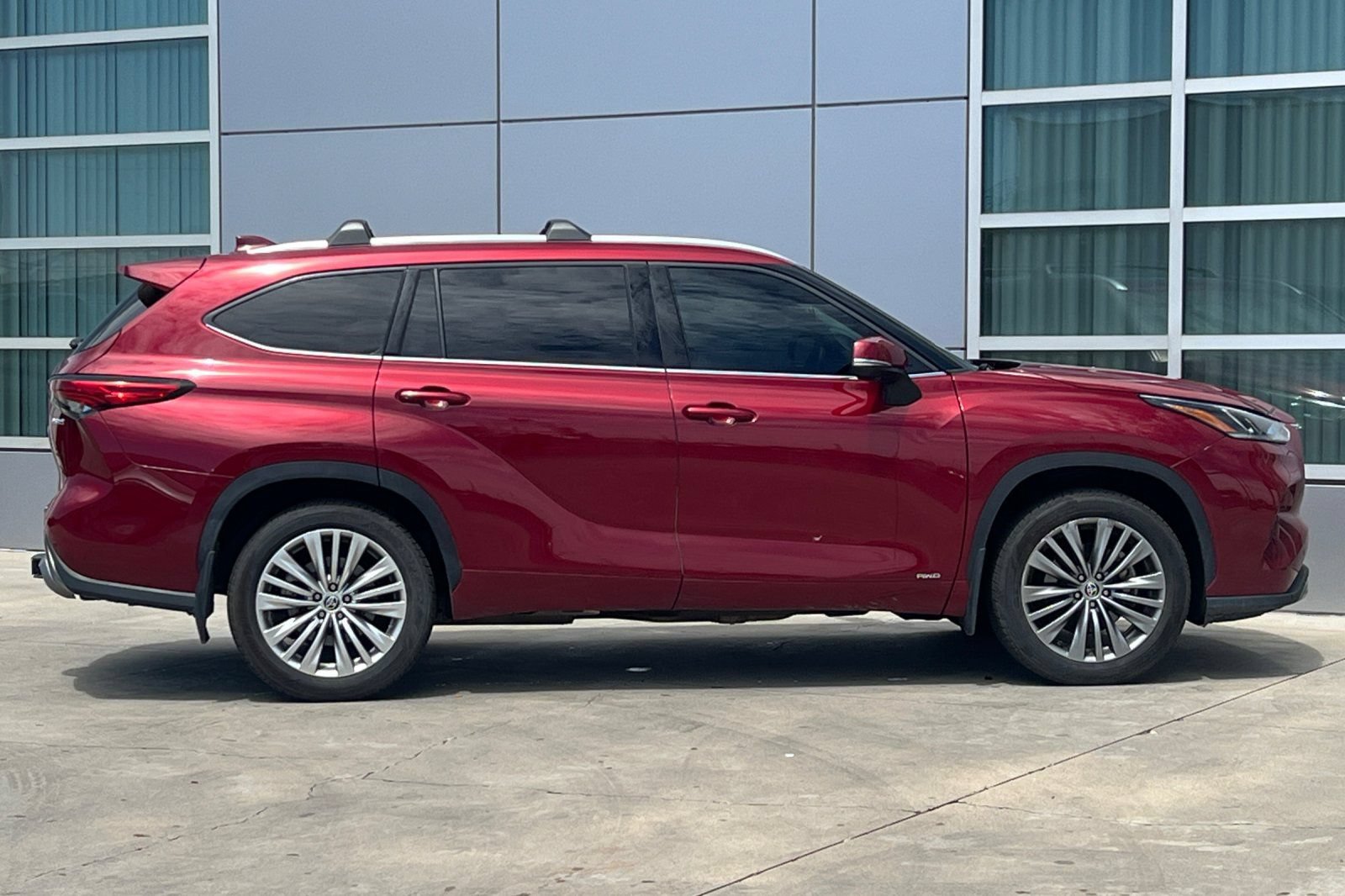Used 2023 Toyota Highlander Platinum AWD/4WD image 3