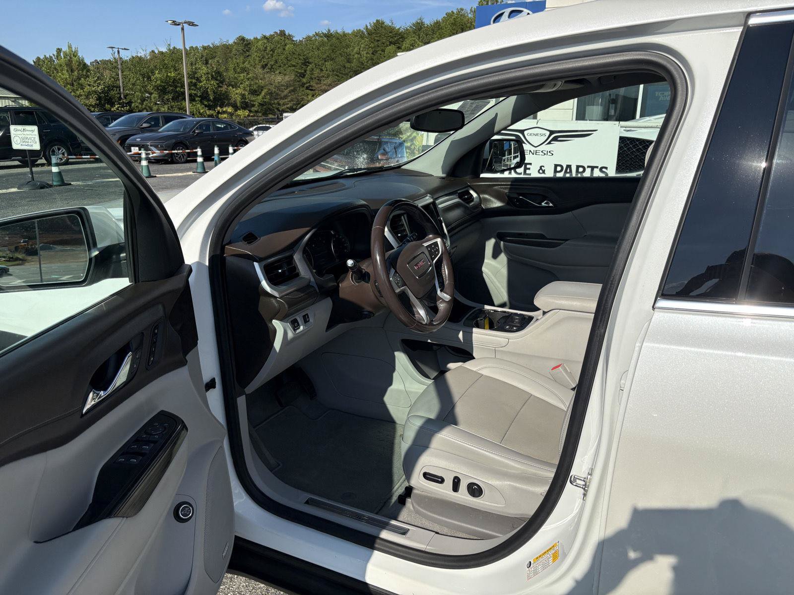 Used 2021 GMC Acadia SLT w/ Premium Package FWD image 23
