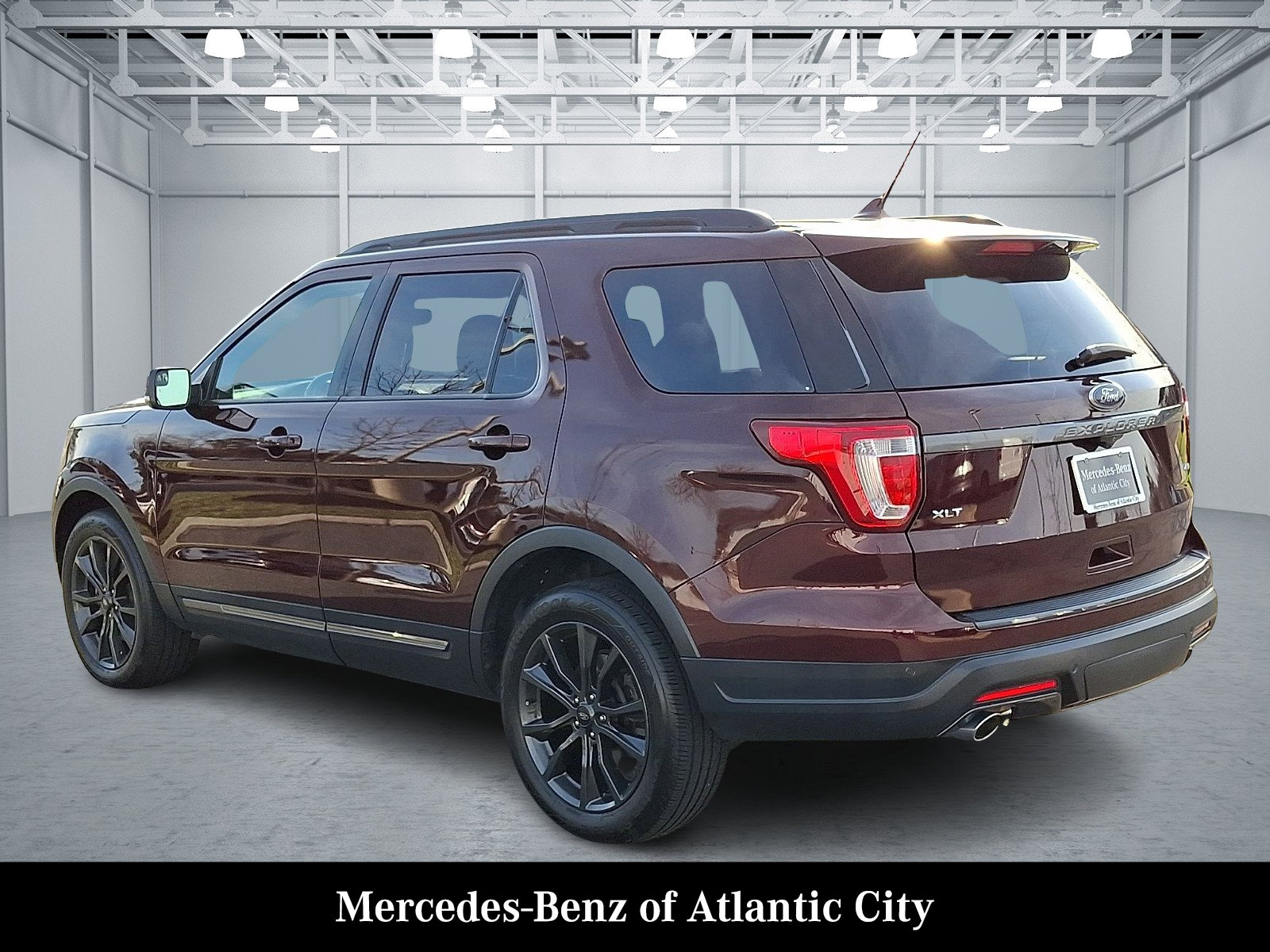 Used 2018 Ford Explorer XLT w/ Equipment Group 202A image 4