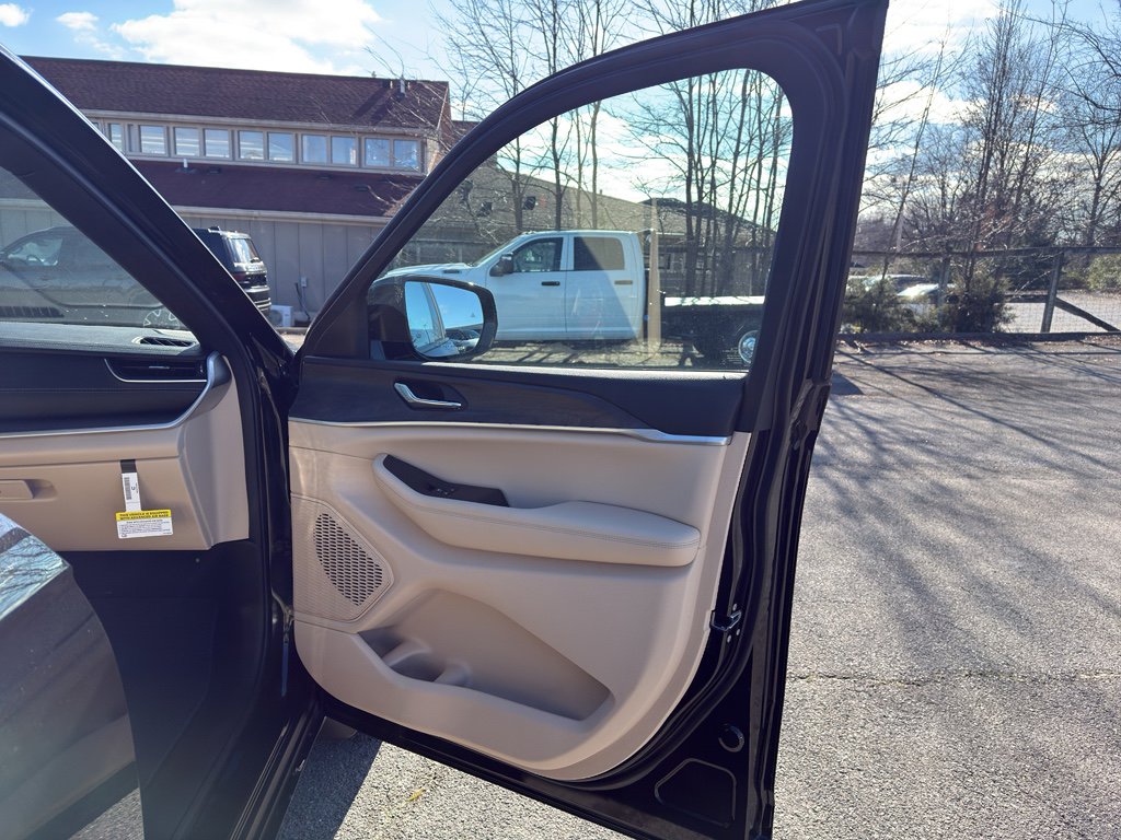 New 2025 Jeep Grand Cherokee L Limited w/ Black Appearance Package image 15