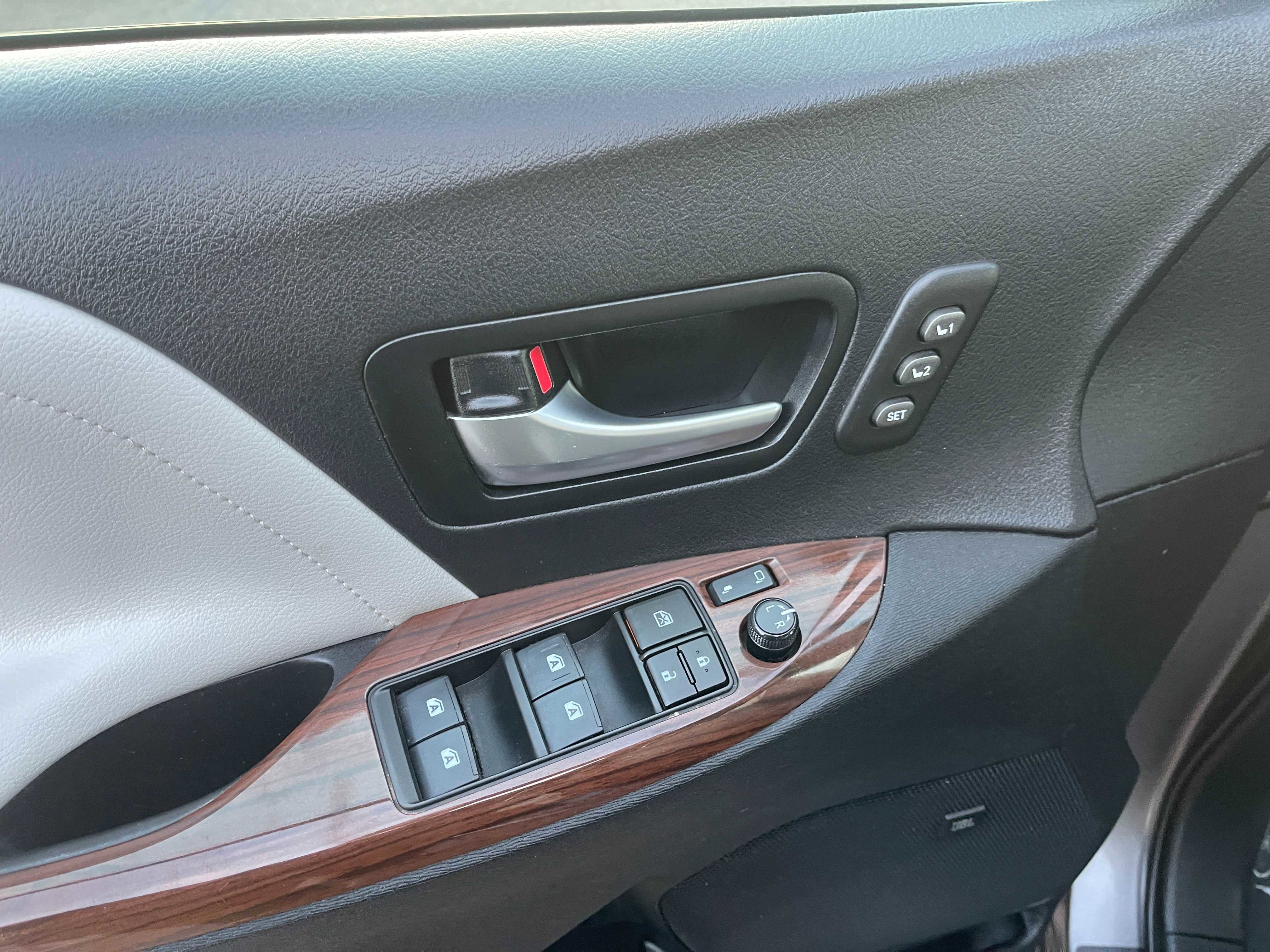 Used 2019 Toyota Sienna Limited Premium w/ Protection Package image 25