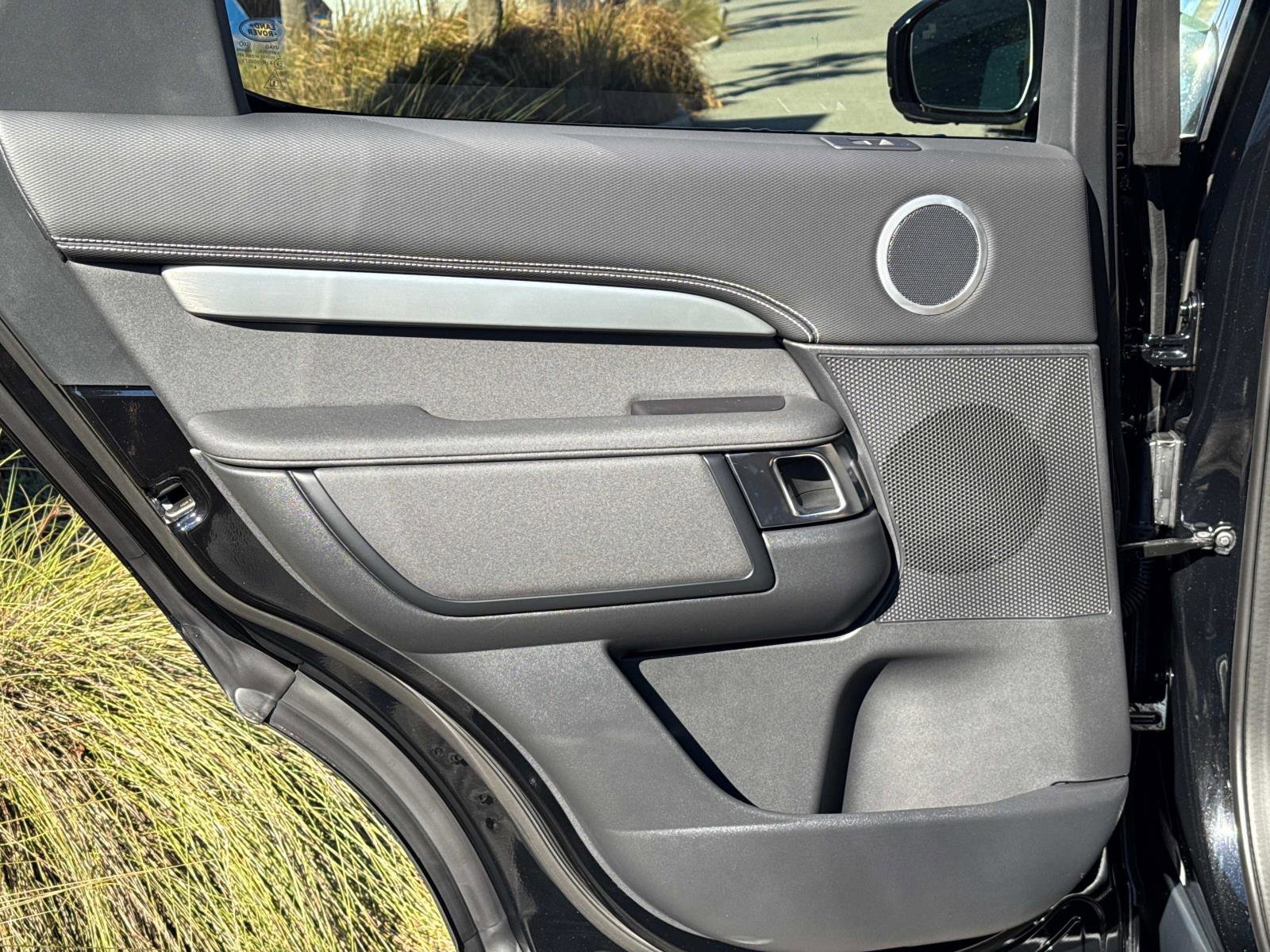 Certified 2025 Land Rover Discovery Dynamic SE image 12