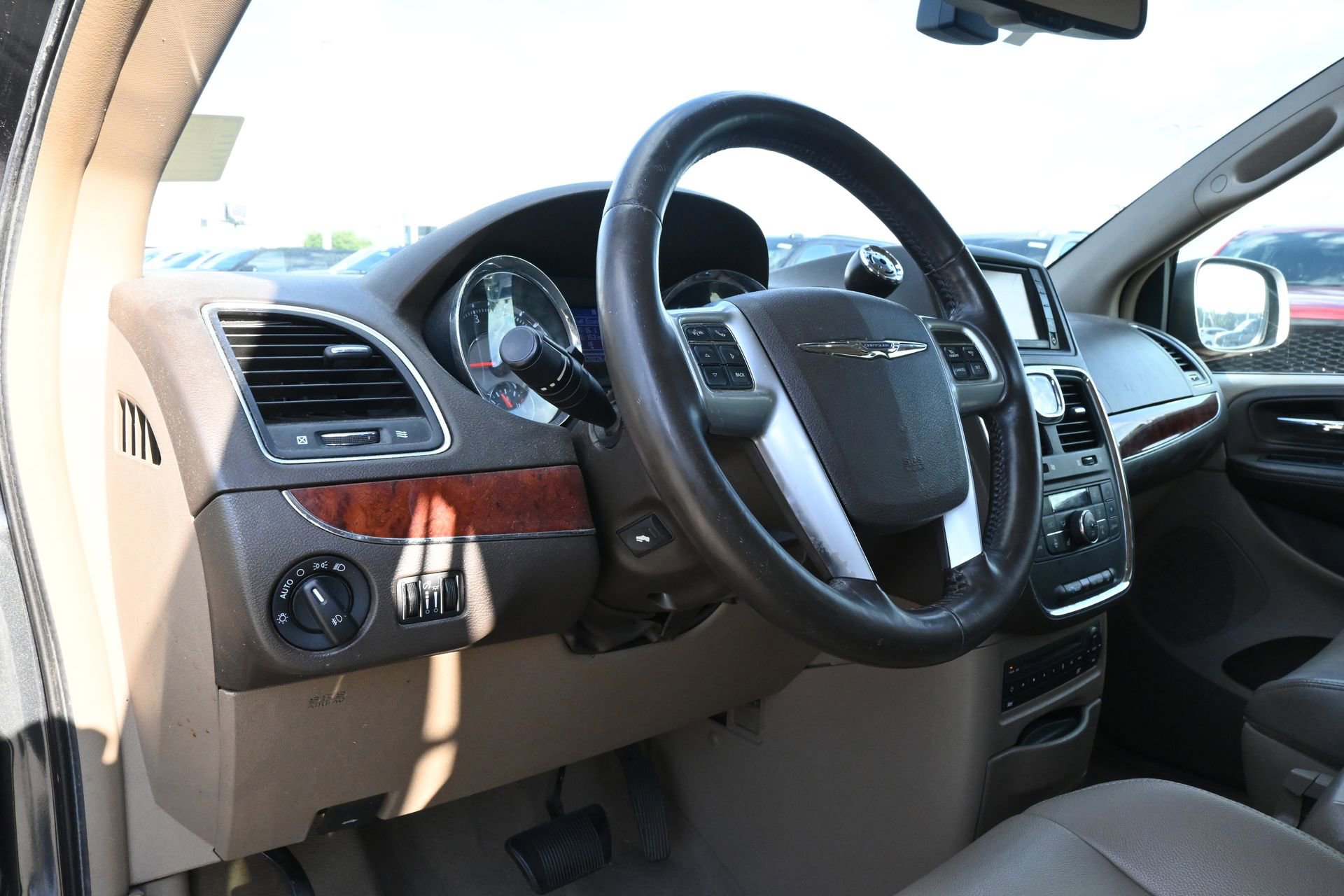Used 2012 Chrysler Town & Country Touring-L w/ Entertainment Group #2 FWD image 17