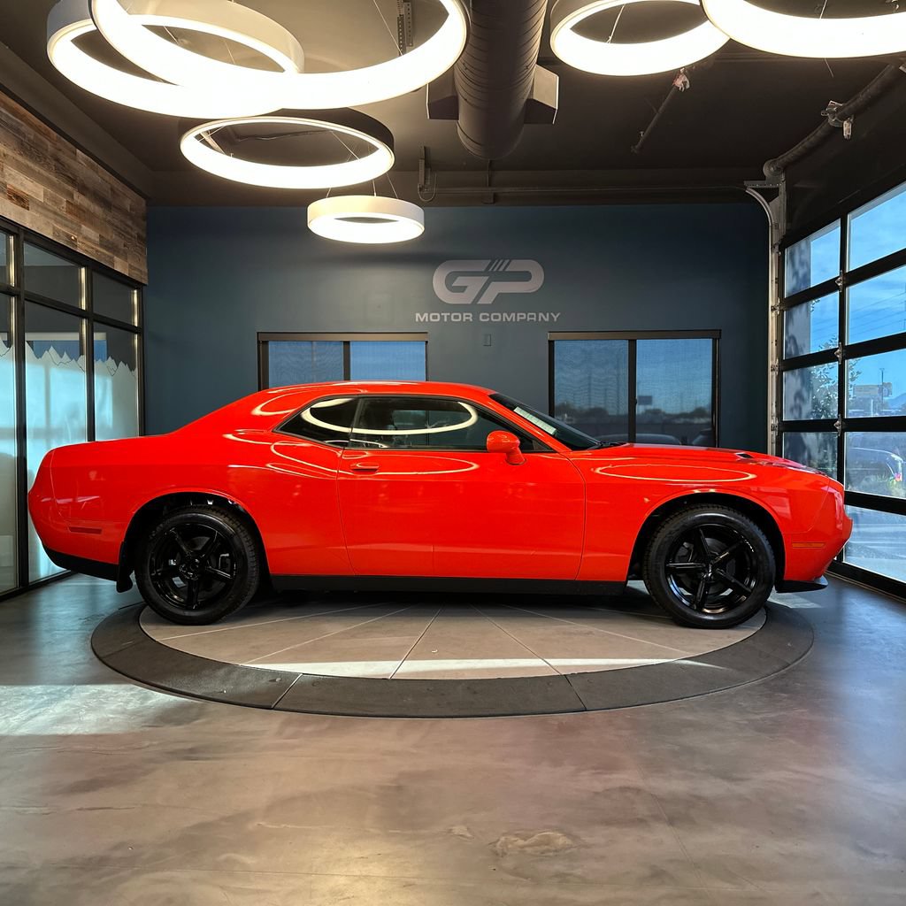 Used 2016 Dodge Challenger SXT RWD image 2
