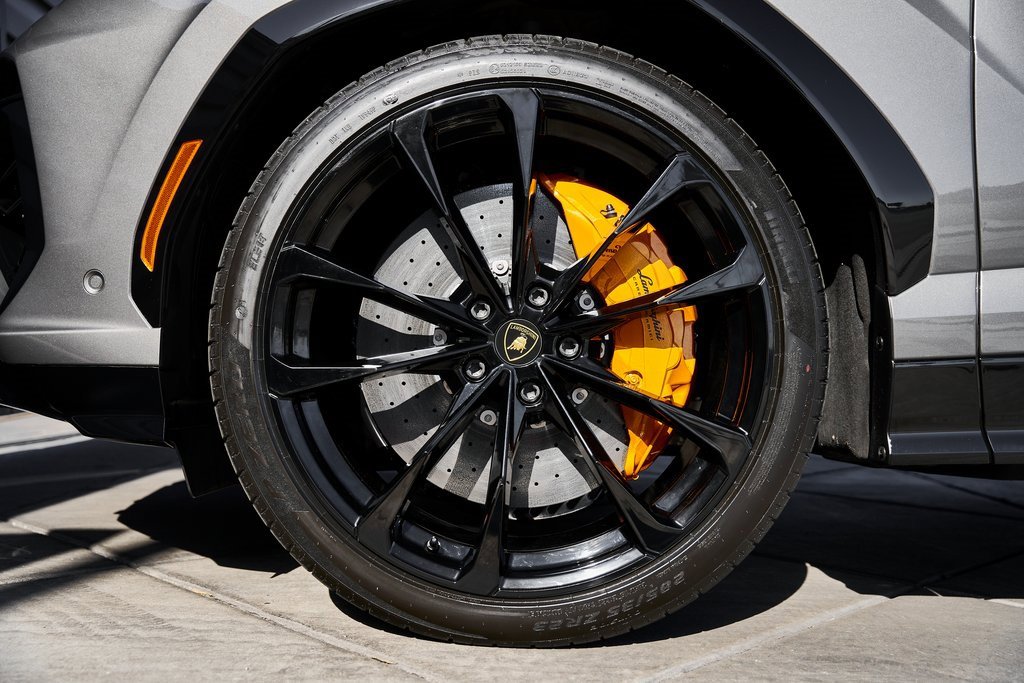 Used 2025 Lamborghini Urus SE image 3