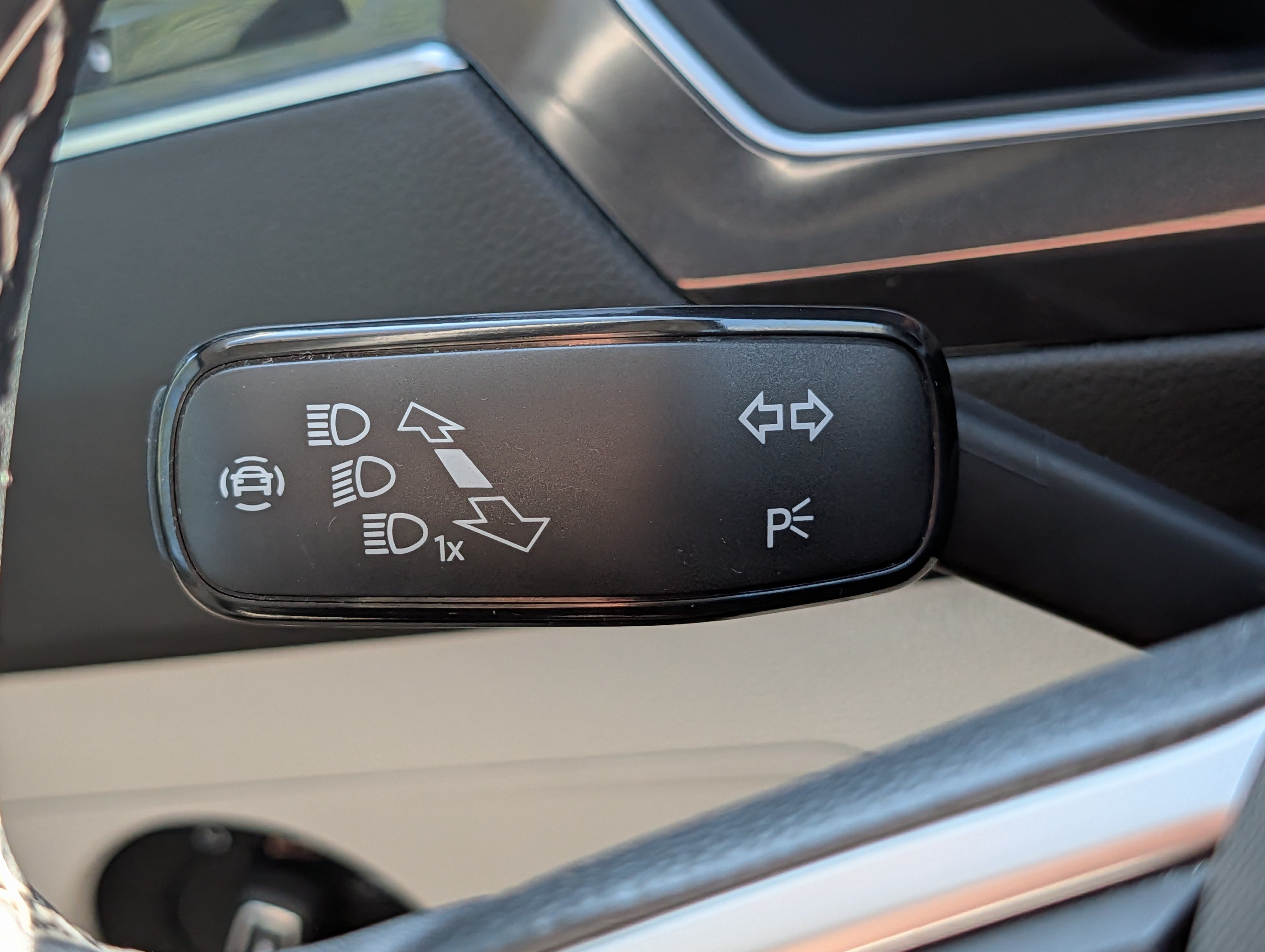 Used 2023 Volkswagen Tiguan SE w/ Panoramic Sunroof Package AWD/4WD image 31