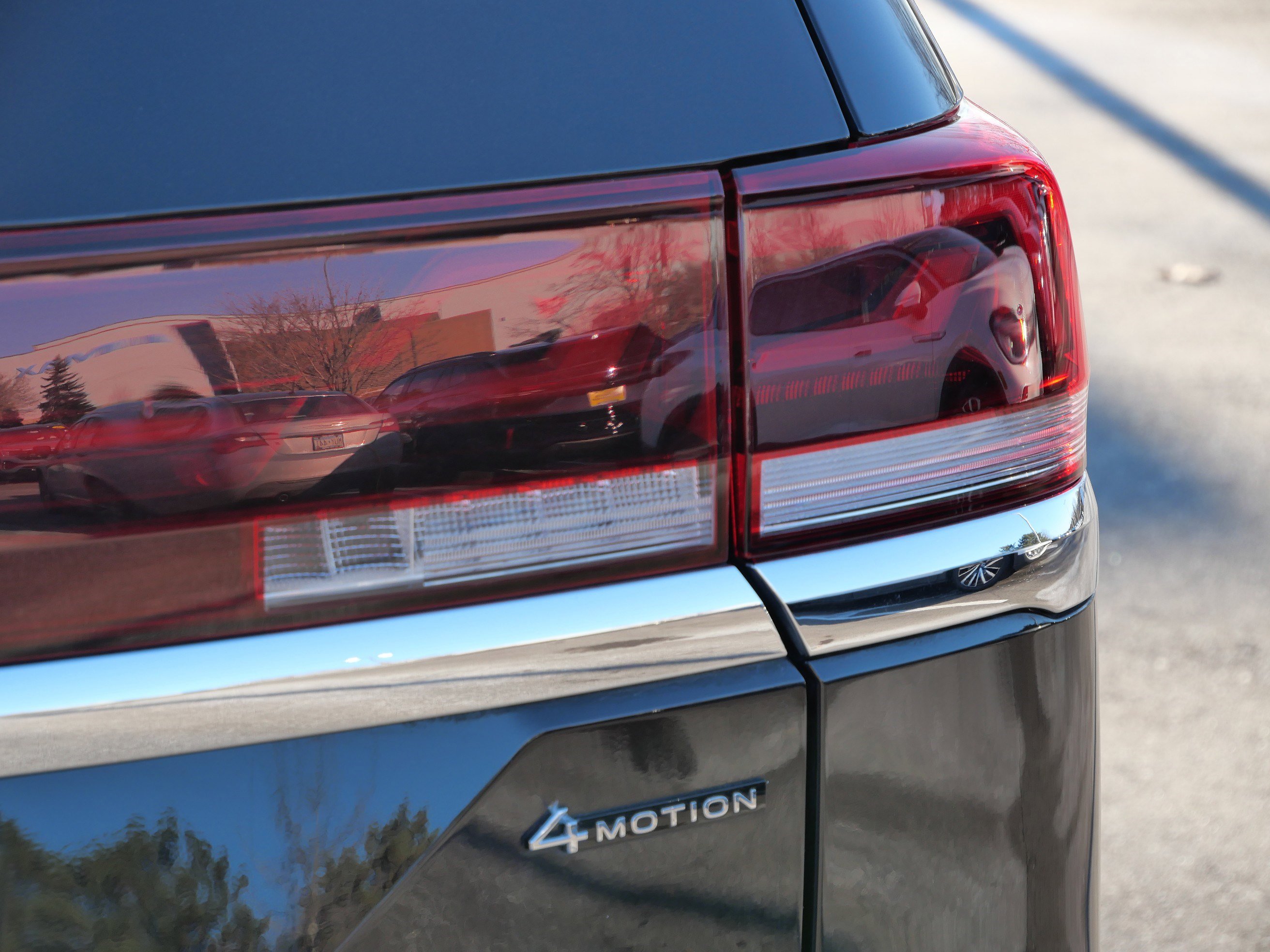 Certified 2025 Volkswagen Atlas SEL Premium R-Line image 17