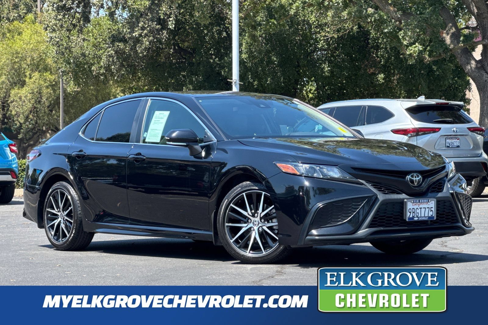 Used 2022 Toyota Camry SE FWD image 1