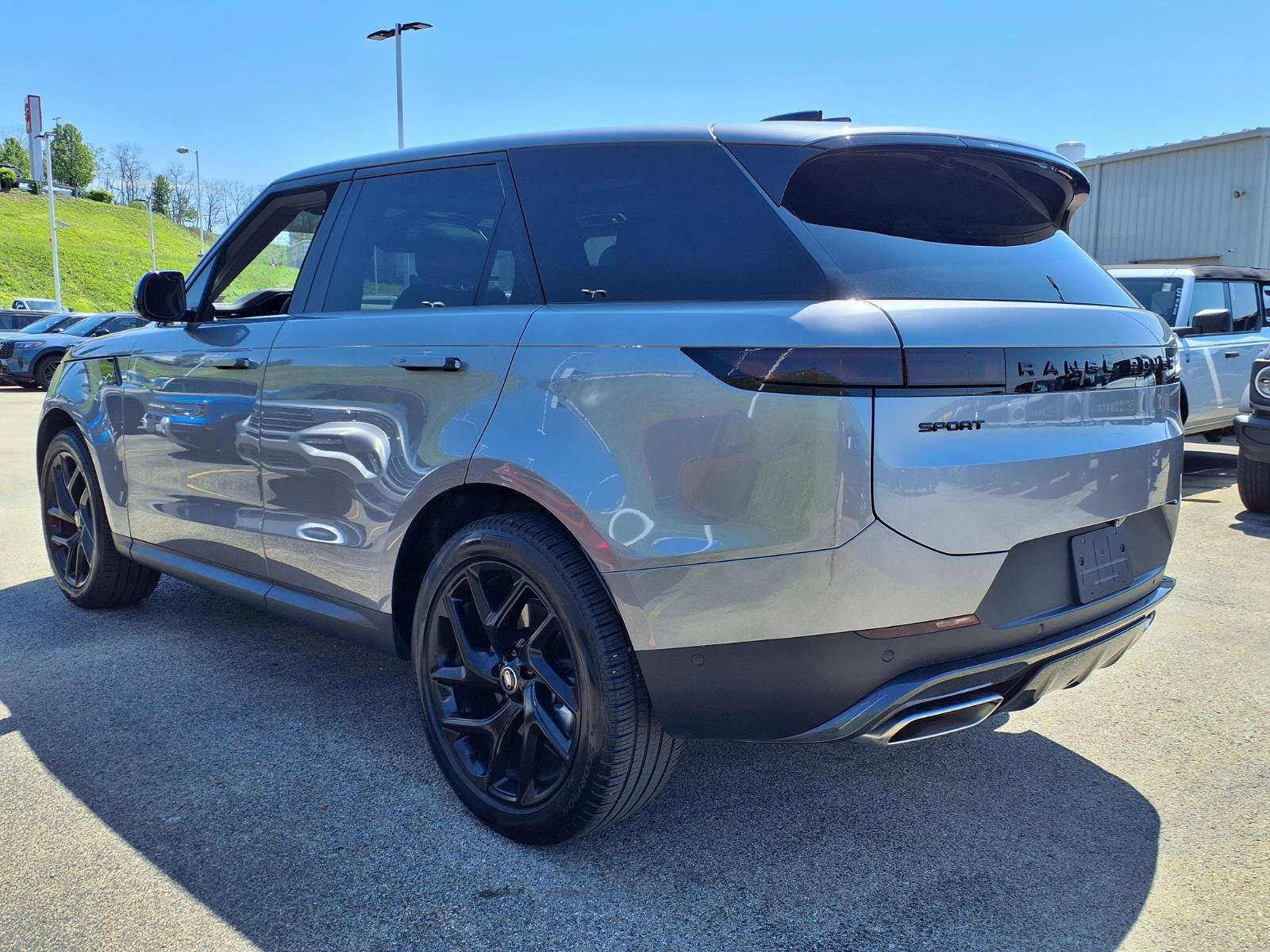Used 2025 Land Rover Range Rover Sport SE image 4