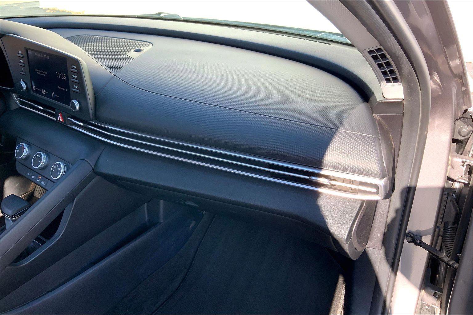 Used 2022 Hyundai Elantra SE w/ Cargo Package image 13