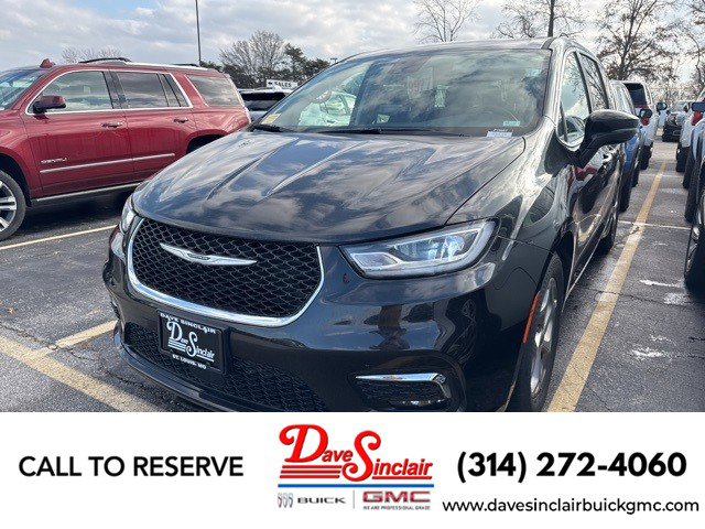 Used 2024 Chrysler Pacifica Limited image 1