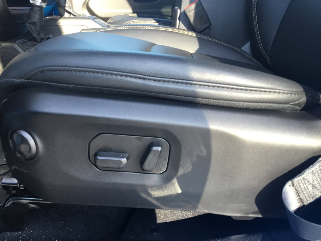 Used 2025 Jeep Gladiator Sport w/ Premium Package image 16