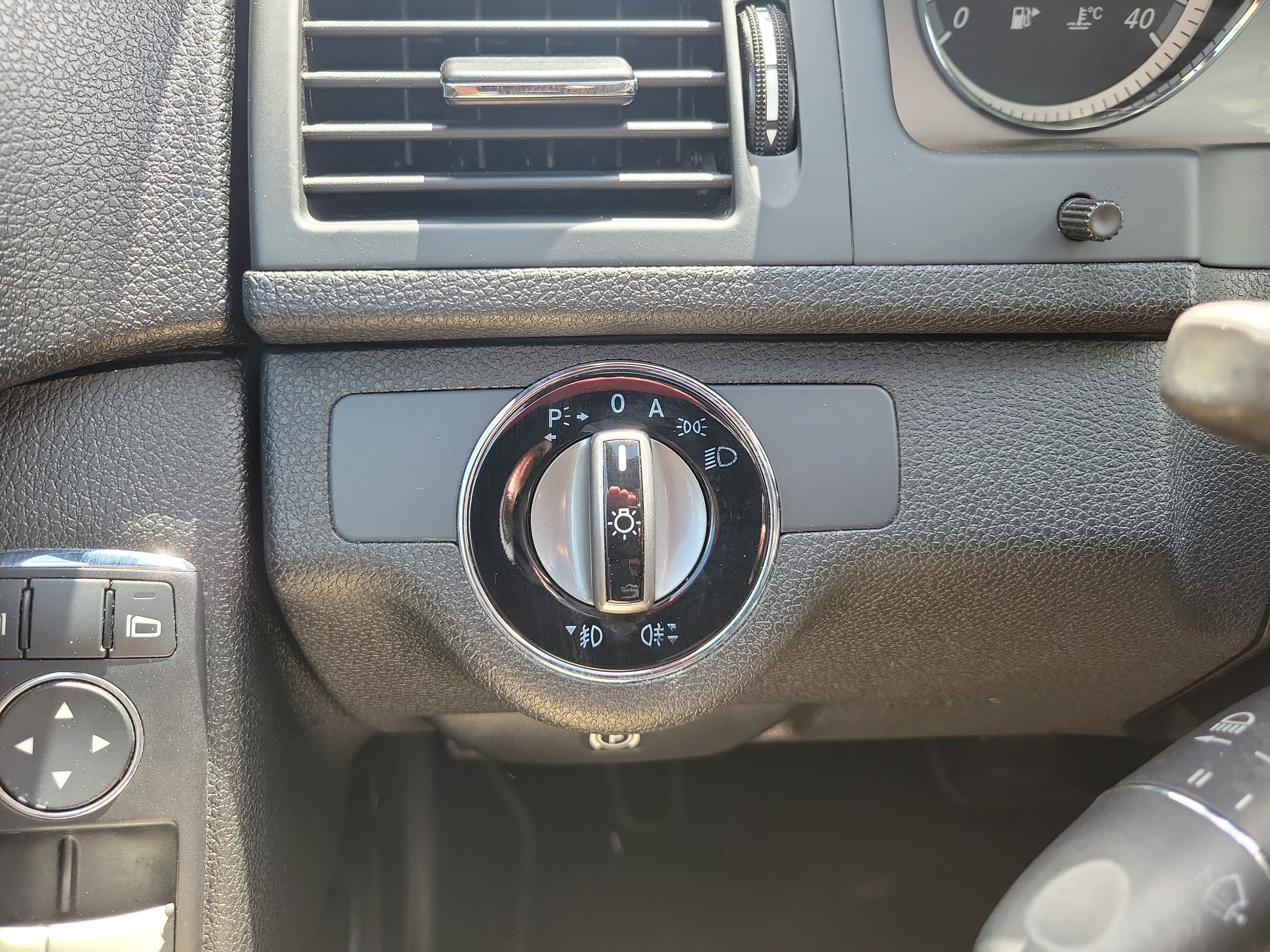 Used 2010 Mercedes-Benz C 300 Sedan image 23