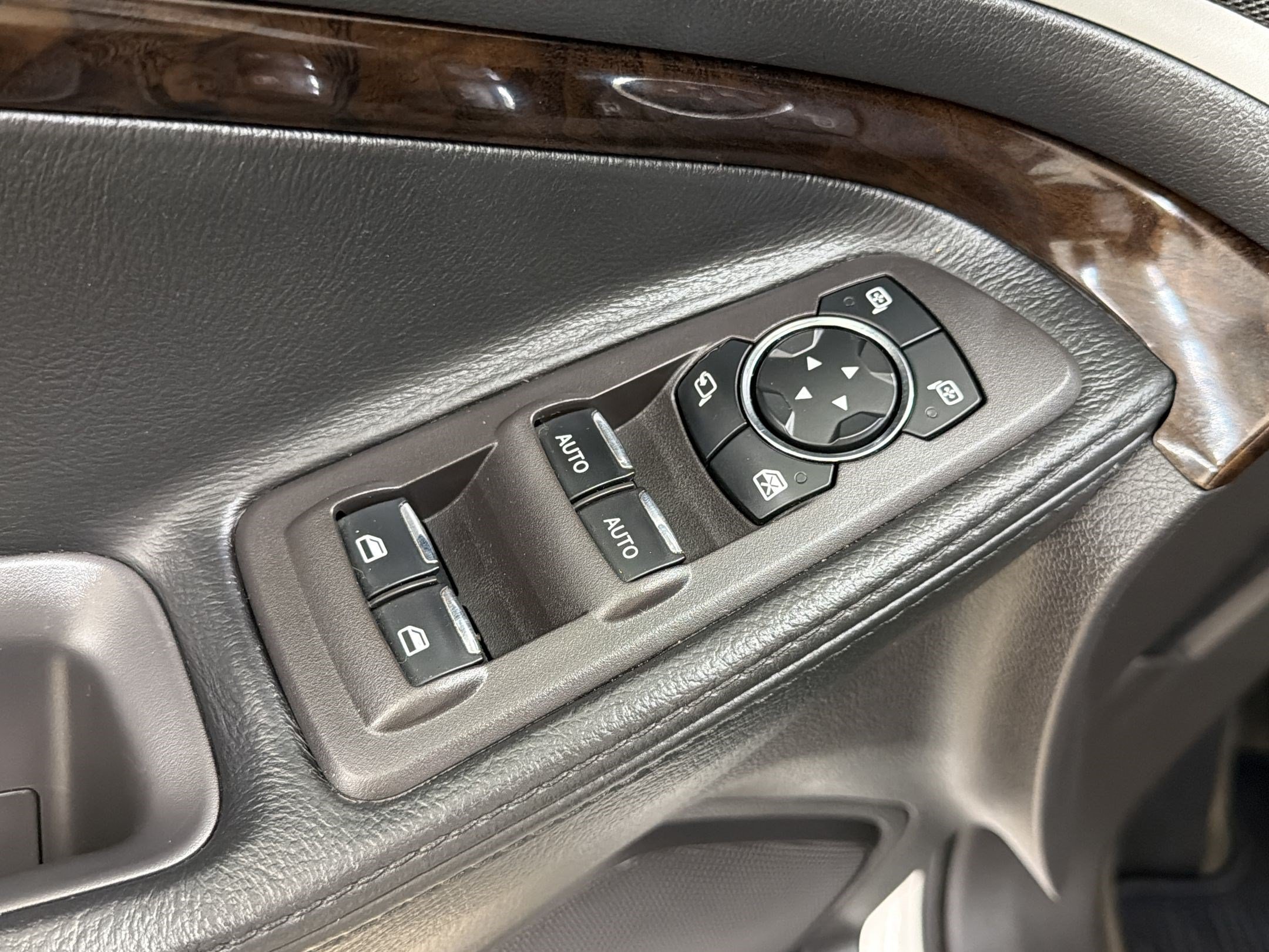 Used 2014 Ford Explorer Limited w/ Equipment Group 301A AWD/4WD image 27