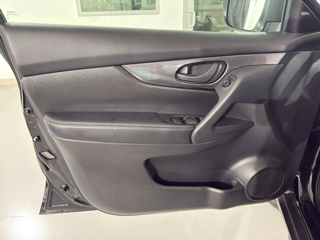 Used 2020 Nissan Rogue S image 32