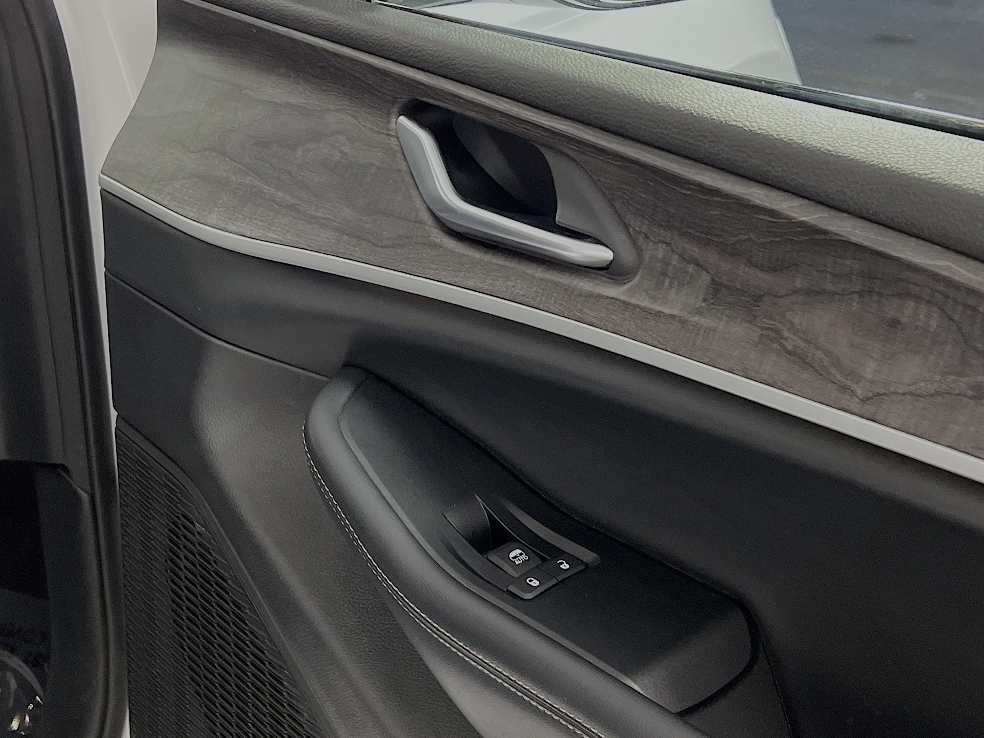 Used 2023 Jeep Grand Cherokee Limited image 32