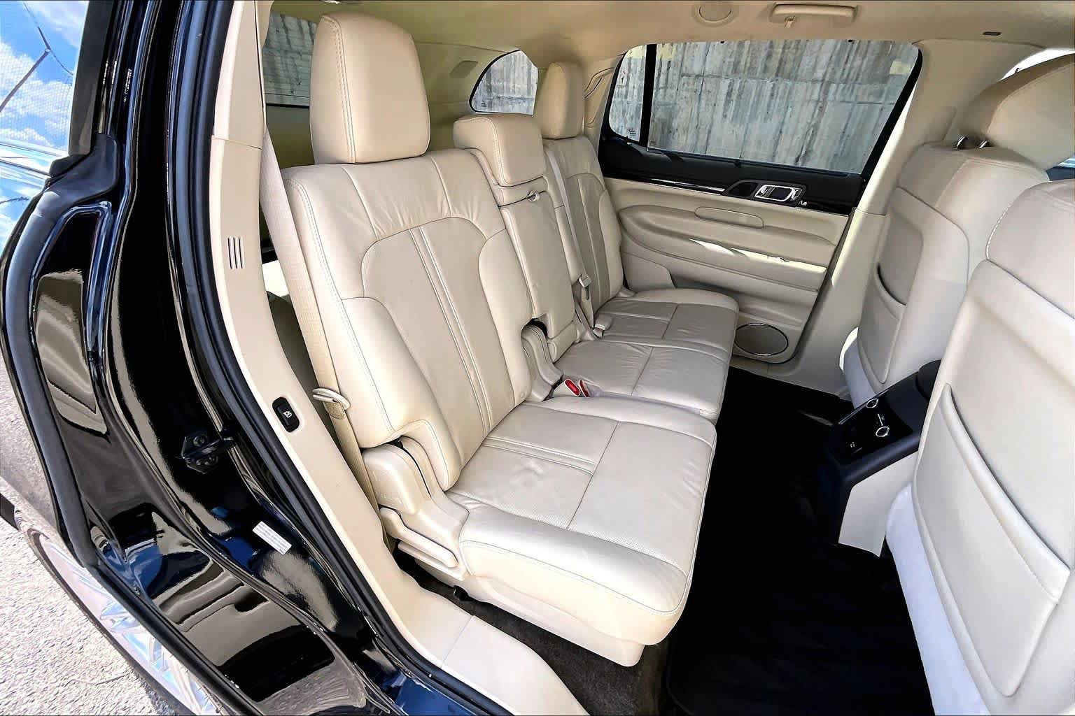 Used 2018 Lincoln MKT AWD image 22