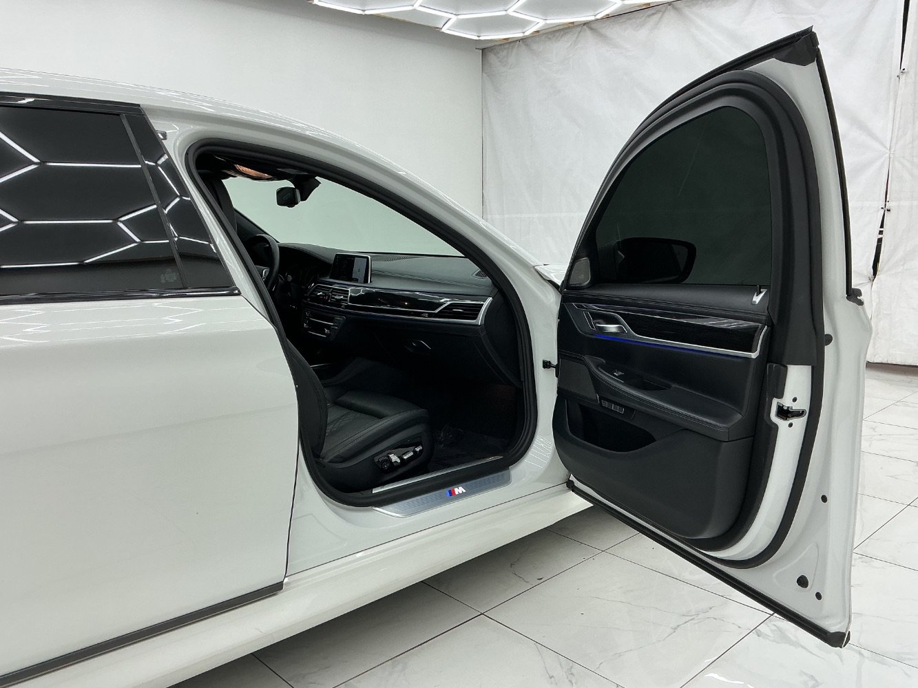 Used 2018 BMW 750i RWD image 17