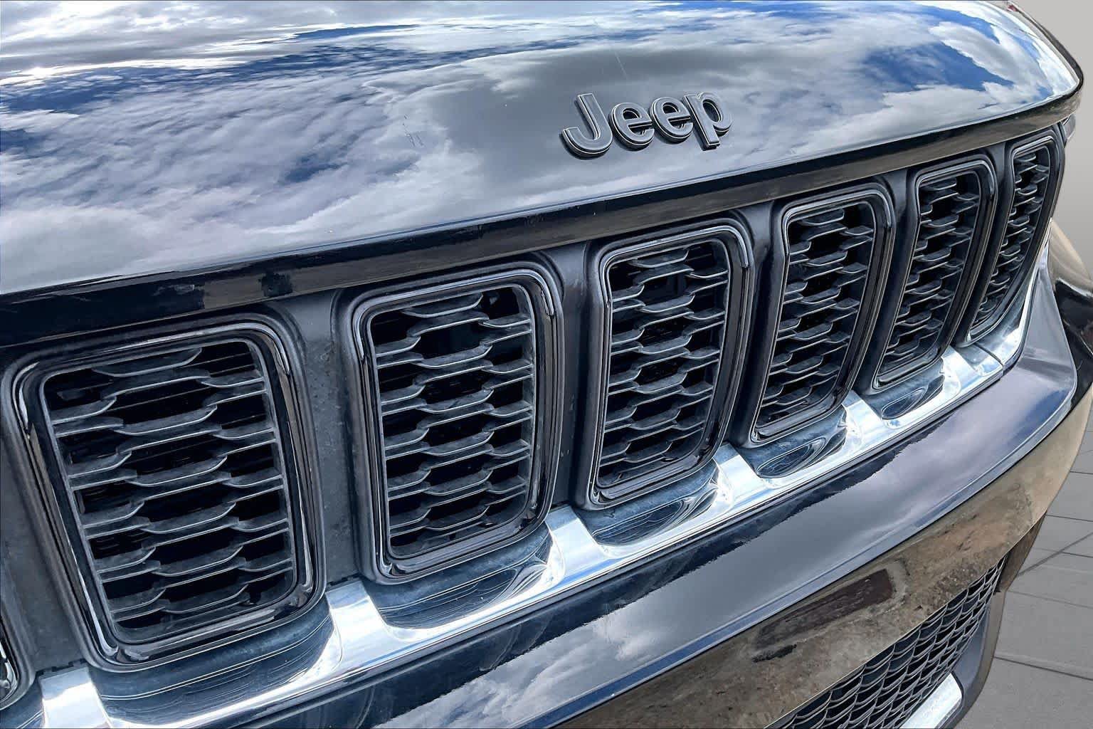 Used 2022 Jeep Grand Cherokee Laredo w/ Luxury Tech Group I AWD/4WD image 30