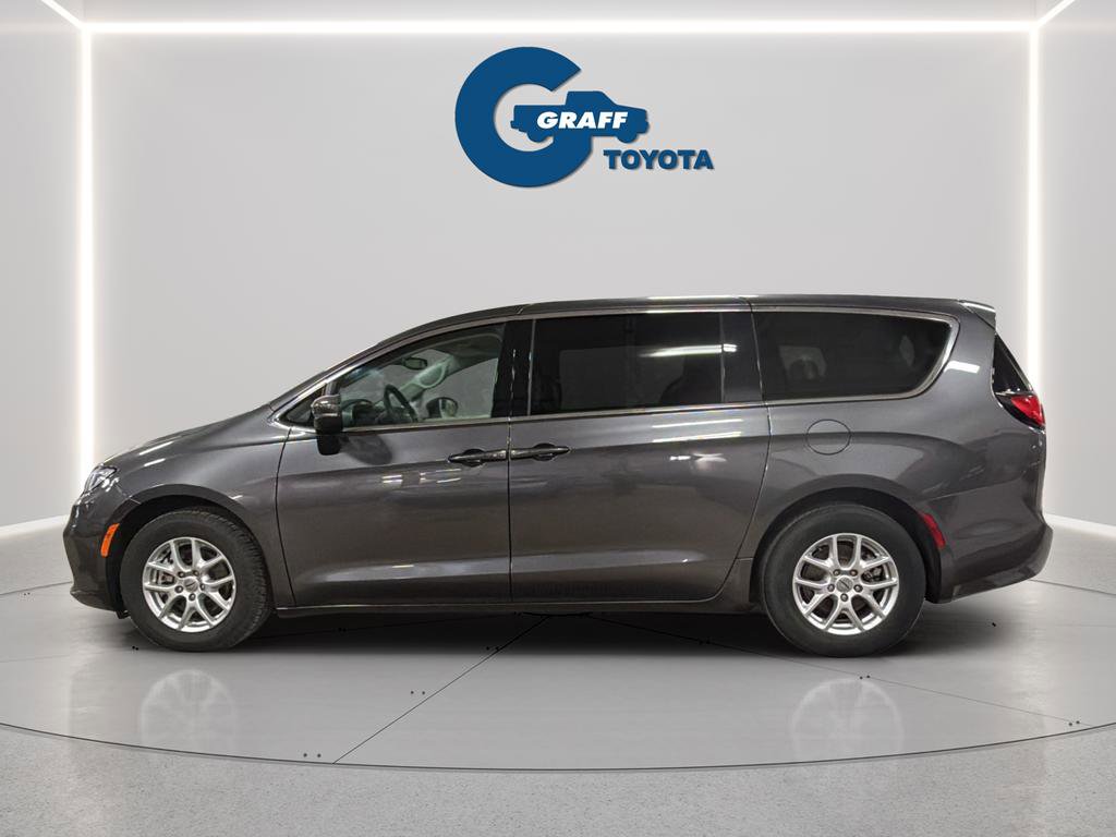 Used 2023 Chrysler Pacifica Touring-L image 3
