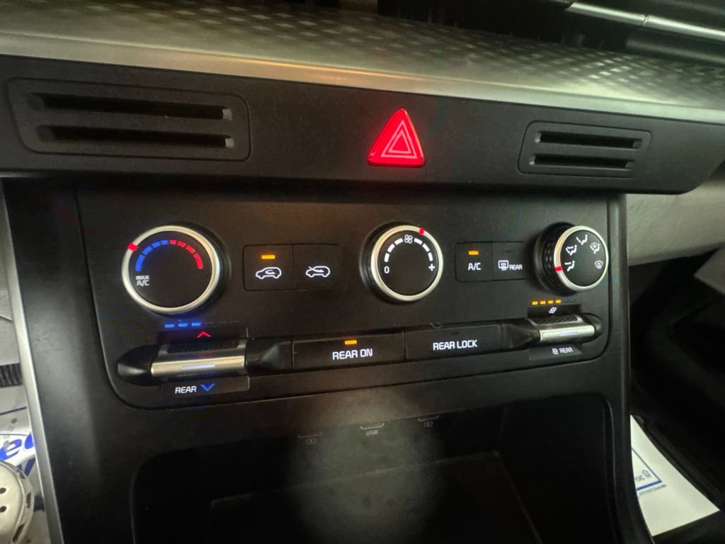 Used 2023 Kia Carnival LX FWD image 22