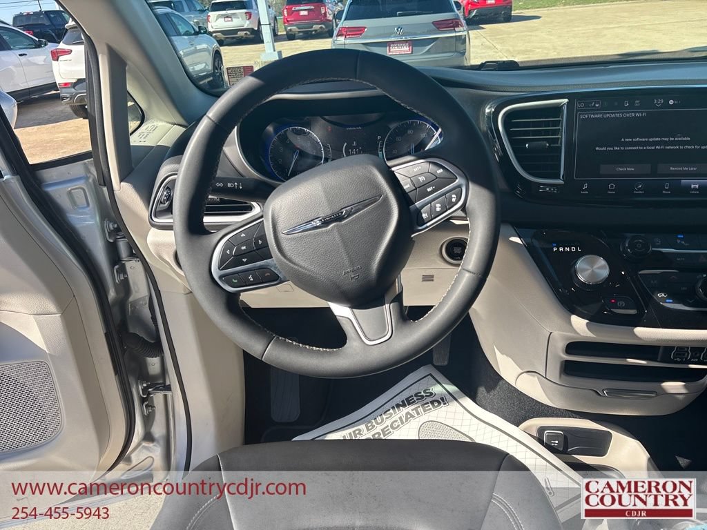 Used 2023 Chrysler Pacifica Touring-L FWD image 13