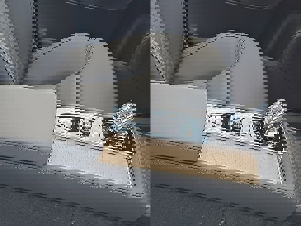 New 2026 Volvo XC90 B5 Plus w/ Protection Package Premier image 7