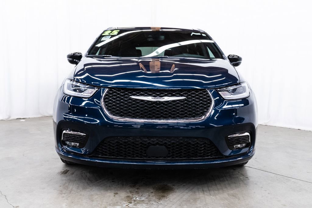 Used 2025 Chrysler Pacifica Select image 2